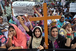 Christen protestieren nach einem schweren Anschlag in Peshawar (Pakistan) mit 81 Toten und mehr als 140 Verletzten. Foto: pa/dpa