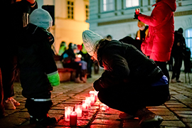 Solidarität Kerzen entzünden @imago images/photosteinmaurer