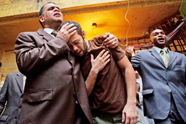 Pastor Marcos Perreira da Silva (links) und seine Missionare besuchen Gefangene in Rio. Foto: Reuters