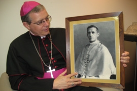 Bischof Bahlmann mit dem Foto des Missionsbischofs und Ordensgründers Amandus Bahlmann († 1939). Foto: SMIC