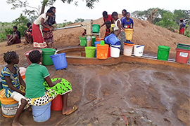 Mosambik - Flüchtlinge am Brunnen @ SMMP