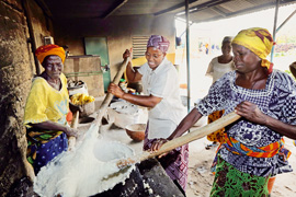 Die Frauen im Zentrum Delwende in Burkina Fasos Hauptstadt Ouagadougou kochen 300 Mahlzeiten Maisbrei. Foto: Stark