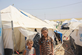 Zwei Mädchen im Flüchtlingscamp in Erbil. Foto: KNA