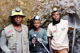 missio-Kampagne im Kongo: Die Minenarbeiter wollen Gold und Coltan zu fairen Preisen für Apple & Co. fördern und fordern Schutz vor den Rebellen. Foto: Oppitz/KNA