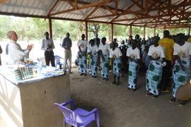 Der irische Spiritanerpater John Skinnader feiert im Südsudan Gottesdienst. Foto: CSSP