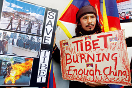Ein Tibeter protestiert gegen China.