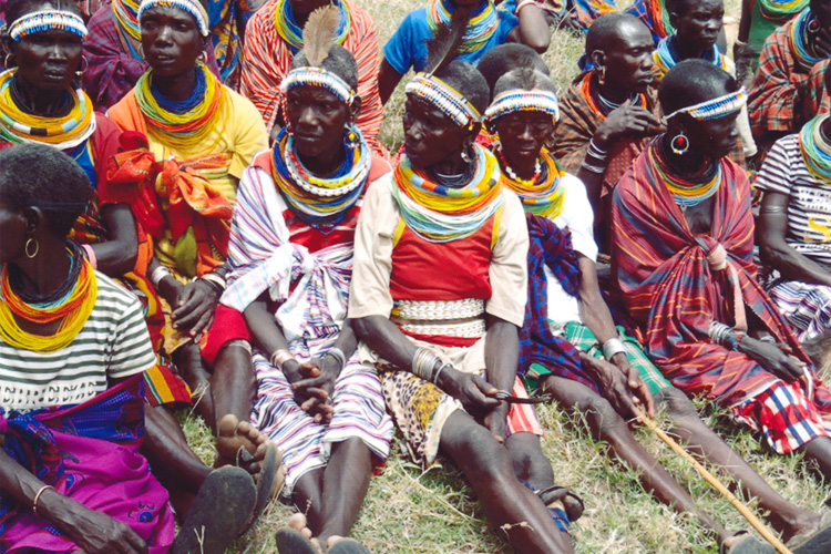 Uganda: Traditionelle Beschneiderinnen mit ihren 