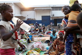 100.000 Vertriebene in Zentralafrika suchten Aufnahme am Flughafen Bangui. Foto: KNA