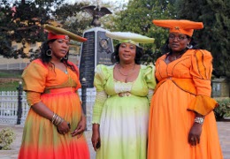 Drei Damen in ihren traditionellen Herero-Gewändern in Windhoek.