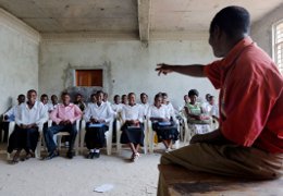 Kaplan Minja unterrichtet Jugendliche auf Sansibar.