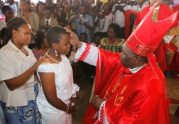 Bischof Telesphor Mkude bei einer Firmung in Bagamoyo.