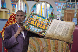Ein 500 Jahre altes Buch aus Ziegenhaut wird in Axum enthüllt. Foto: Schwarzbach