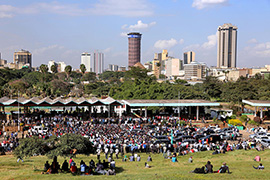 Wahlkampfkundgebung der Opposition im Uhuru-Park vor der Skyline von Nairobi/Kenia. Foto: Stark