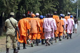 Gefangenentransport am Straßenrand in Ruanda. Foto: Stark