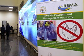 Plastiktüten-Verbot in Ruanda, Reisende werden bei Ankunft auf dem Flughafen von Kigali darauf hingewiesen. Foto: Stark