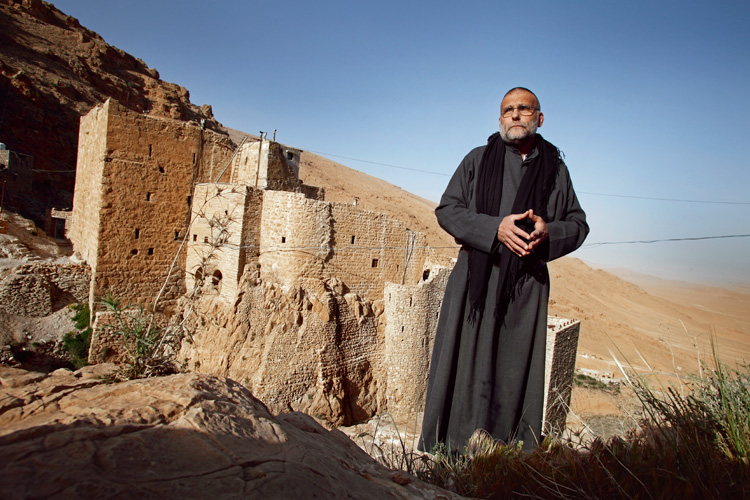 Jesuitenpater Paolo Dall'Oglio vor dem syrischen Wüstenkloster Mar Musa al-Habashi. Foto: Hartmut Schwarzbach