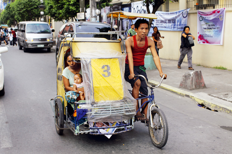 Leben auf Rädern: In Manila sind die Pedicab-Räder für viele Arme nachts Schlafstätte. Foto: David Sünderhauf