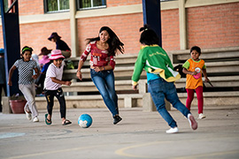 Edith Caceres spielt Fußball im Kinderdorf in Bolivien @ Florian Kopp