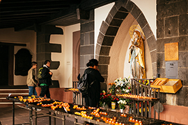 Betende vor Madonna in der Kapuzinerkirche @ Kiên Hoàng LÊ 