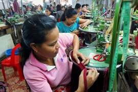 Ermüdend: Bis zu 70 Stunden in der Woche arbeiten Textilarbeiterinnen, um vom Lohn leben zu können. Foto: Stark