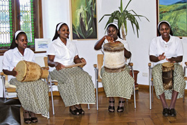 Kultur-Botschafterinnen: Die musikalischen Auftritte der jungen Schwestern sind besonders beliebt. 2. von rechts ist Doris Chembo. Foto: Busse
