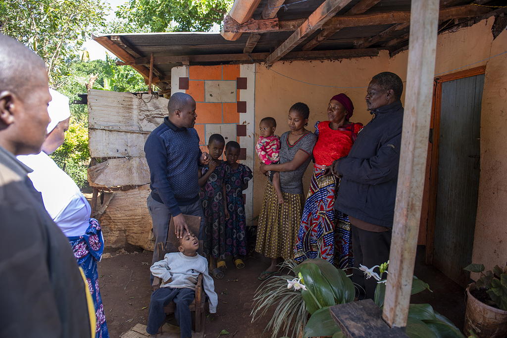 Sisters of our Lady of Kilimanjaro - Schwester Adalbera Mneschen in Tansania sprechen vor dem Haus einer Familie mit behindertem KInd