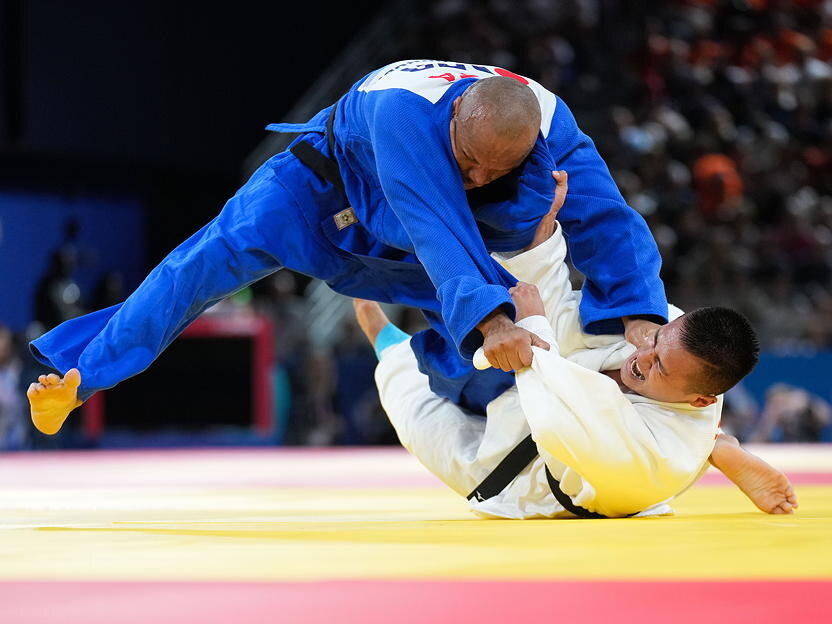 JUDO-CAMANNI-Dongdong-ph-ALEGNI-01414-aspect-ratio-4-3 Camanni im Duell bei den Paralympics. Er liegt auf dem Rücken, über ihm sein Kontrahent, den er zu überwältigen versucht.