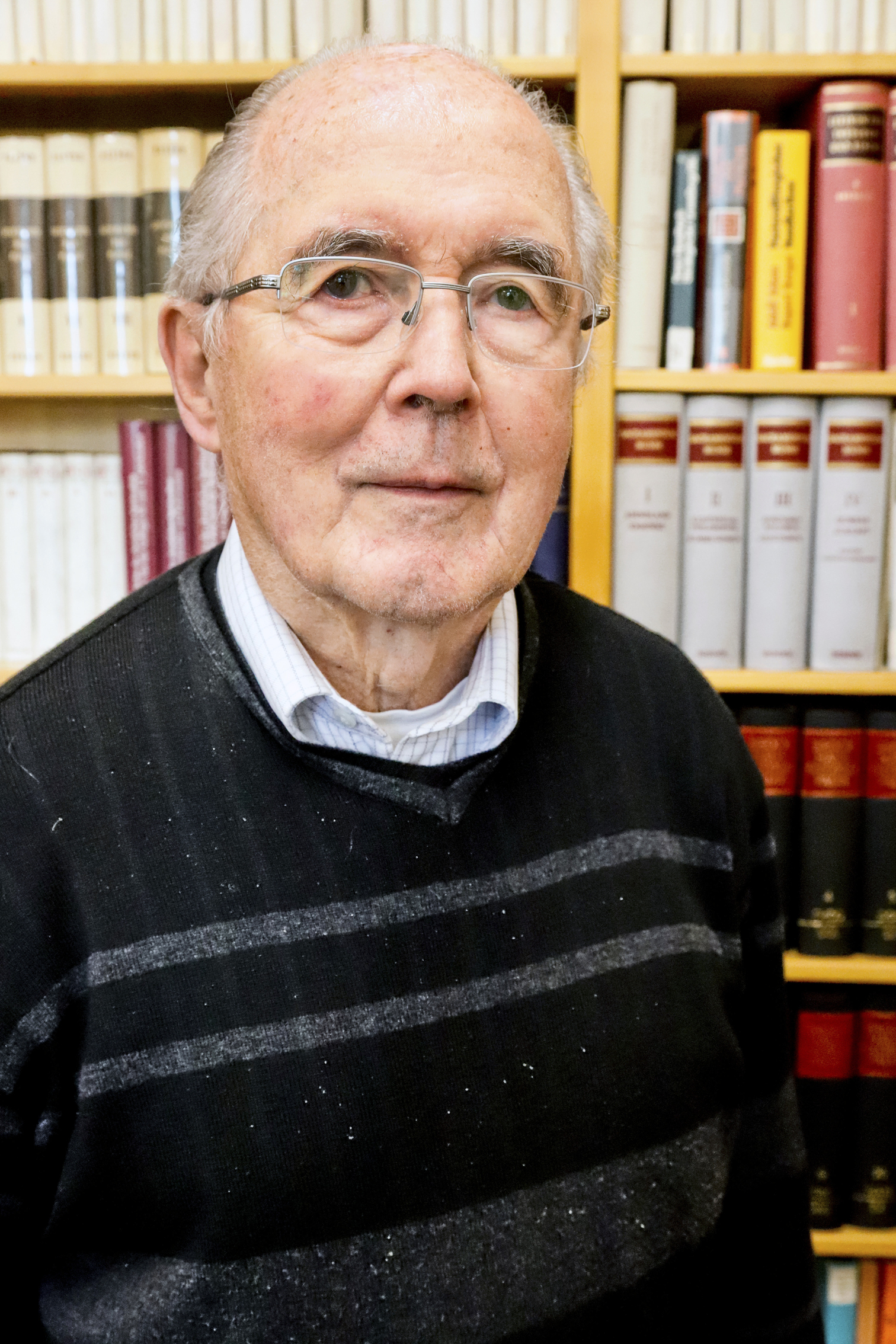 PATER REINHOLD BAUMANN, 85 Pater Reinhold Baumann vor einem Bücherregal