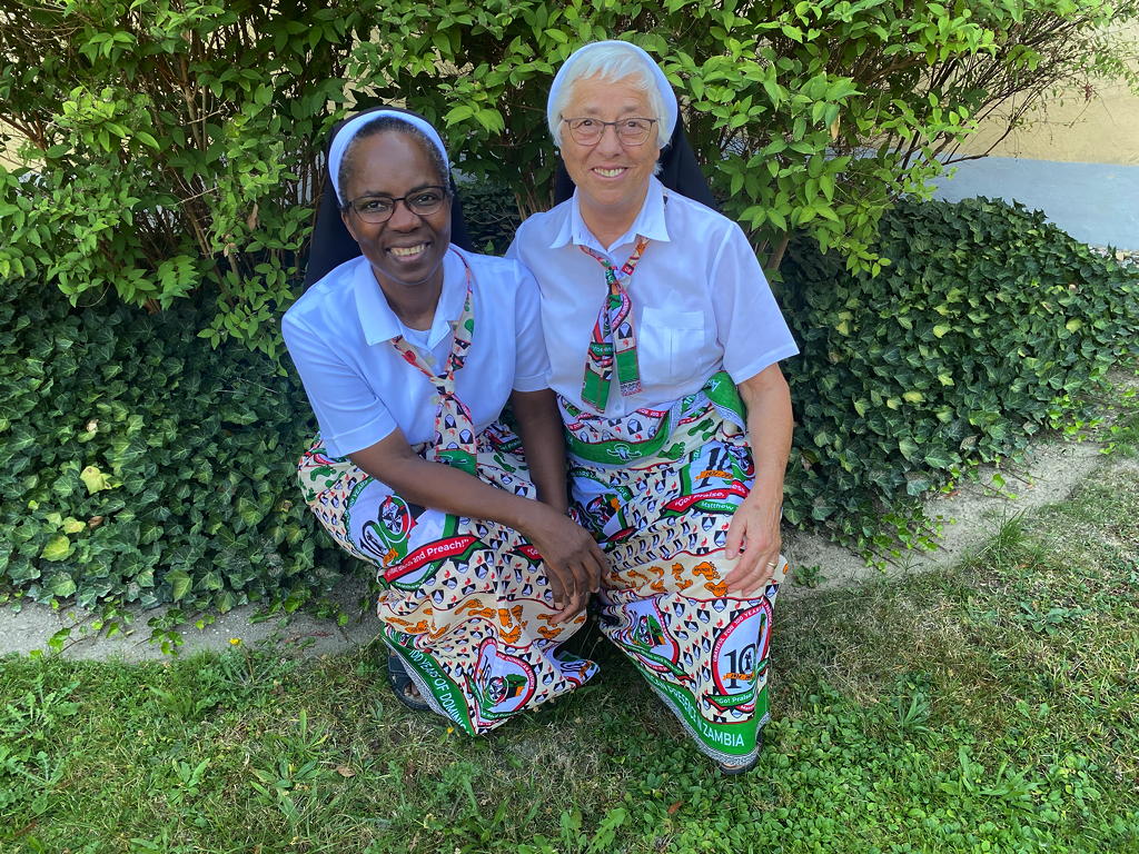 Sambia1 Die Schwestern Jubilata und Alexia knien vor einem Busch im Garten im Kloster Schlehdorf.