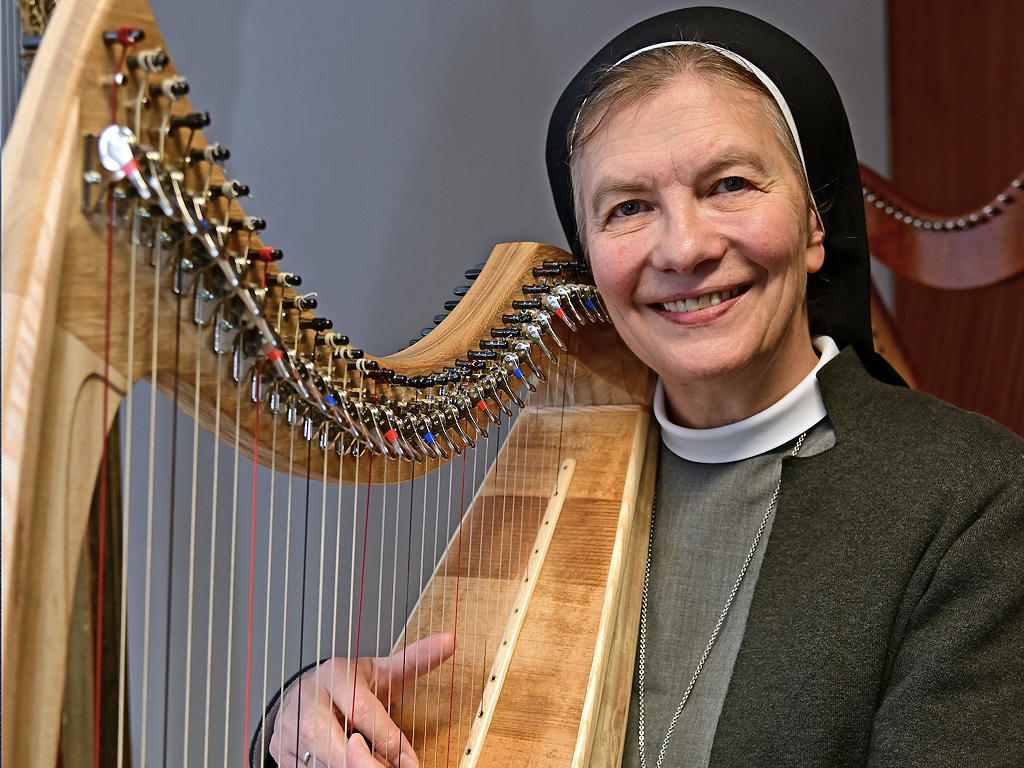 Schwester Theresia Maria Müller spielt Harfe.